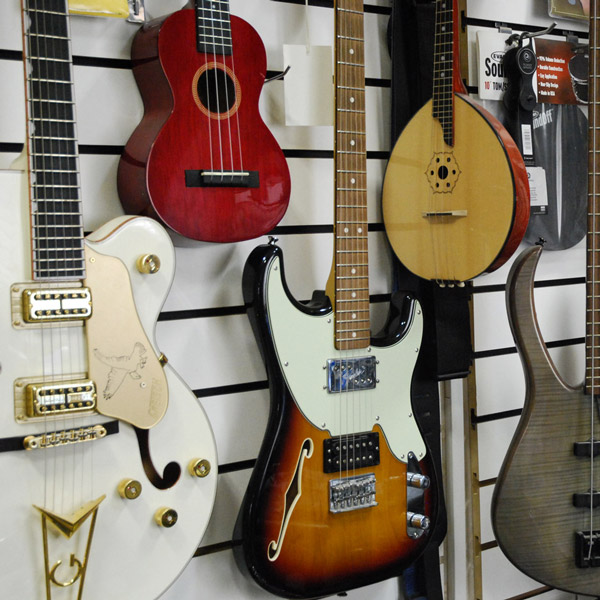 гитары и гитарное оборудование в офисе магазина Минотавр