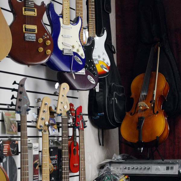гитары и скрипки в офисе интернет-магазина Минотавр